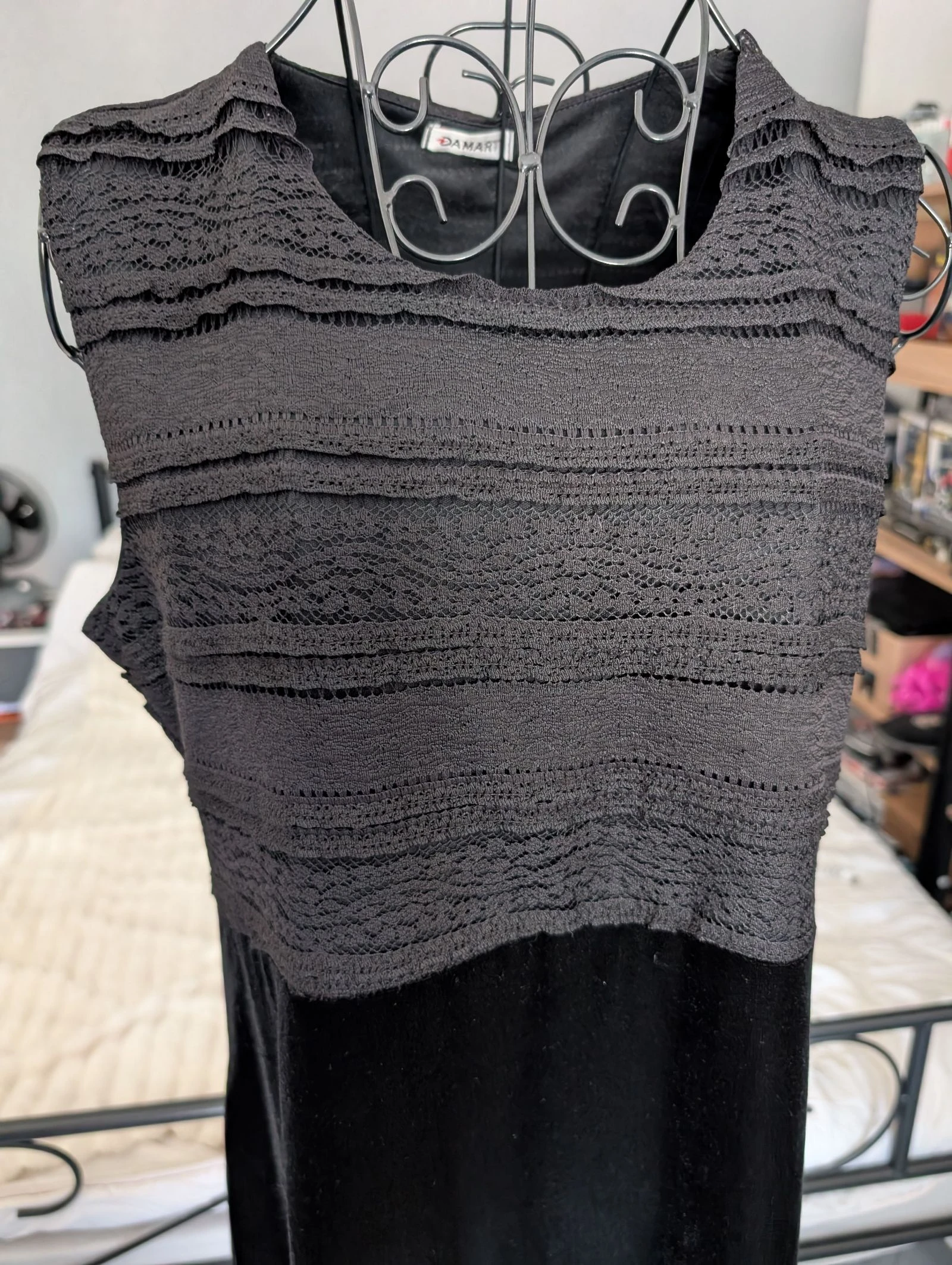 Magnífica vestido negro medio largo Damart - Parte superior de encaje y parte inferior de terciopelo T. 44 – photo 2